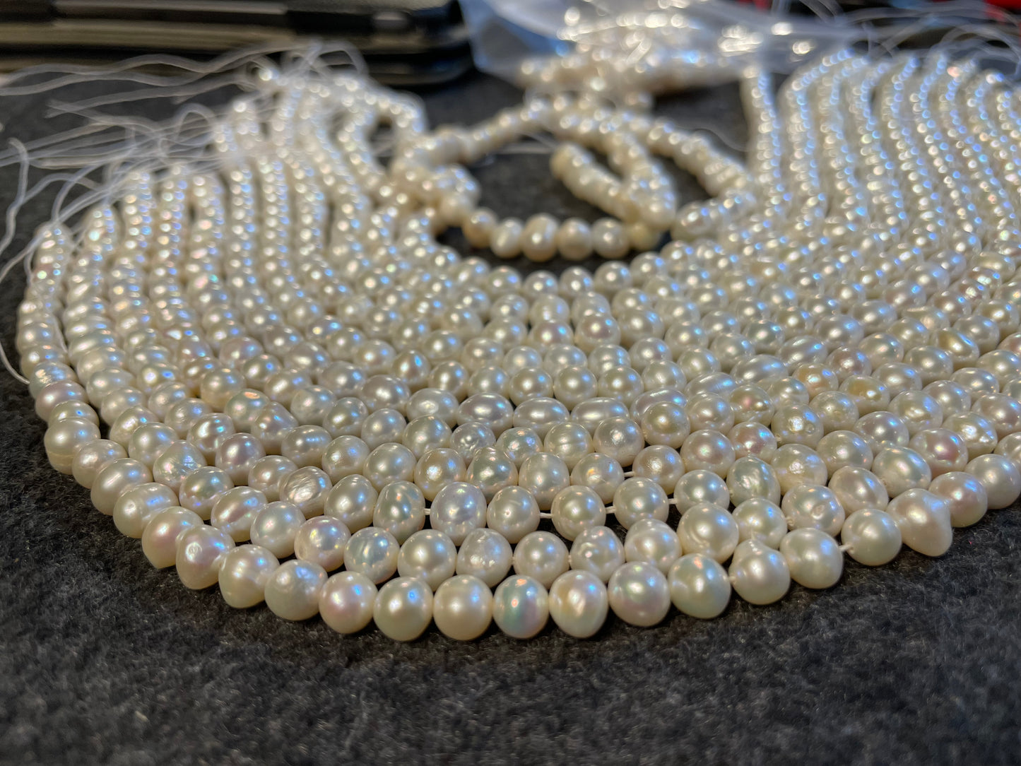 Elegante collar barroco de perlas de agua dulce con cierre de palanca en forma de corazón chapado en oro. Clásico imprescindible de Gigi's