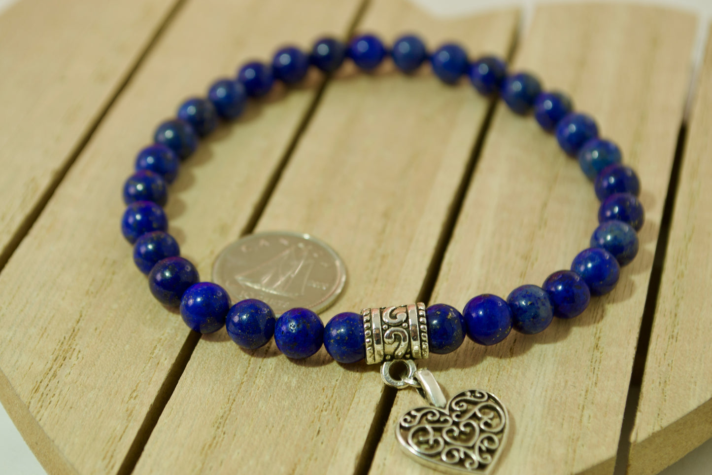 Mystic Dreams: Pulsera de piedra de lapislázuli hecha a mano con cordón elástico de 6 mm y dije, de Gigi's