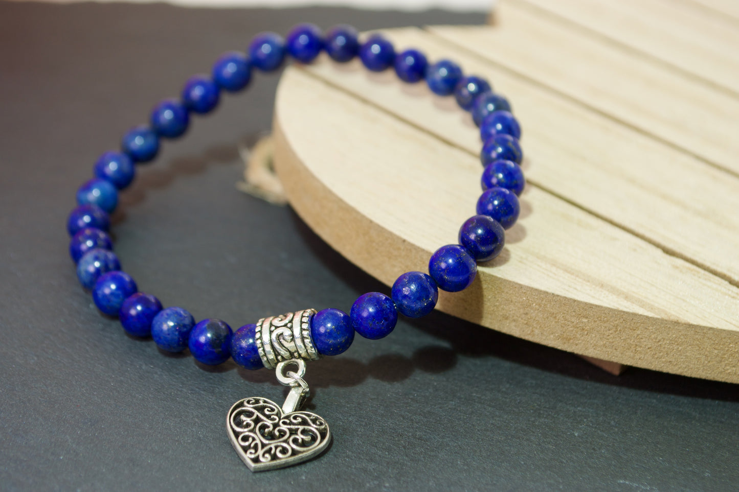 Mystic Dreams: Pulsera de piedra de lapislázuli hecha a mano con cordón elástico de 6 mm y dije, de Gigi's