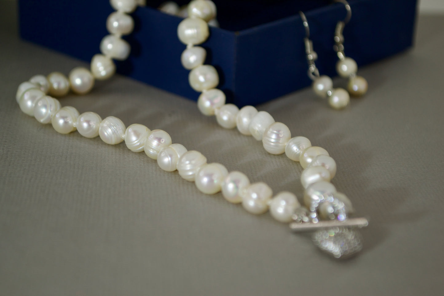 Elegante collar barroco de perlas de agua dulce con cierre de palanca en forma de corazón chapado en oro. Clásico imprescindible de Gigi's