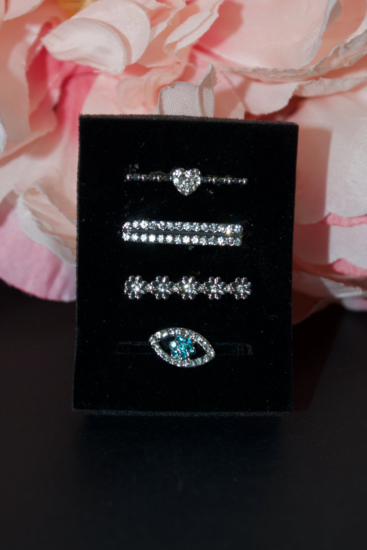 Dijes decorativos para correas de reloj. Se adapta a las bandas Apple Silicone y FitBit. 20-22 mm de ancho. Gran idea para un regalo.