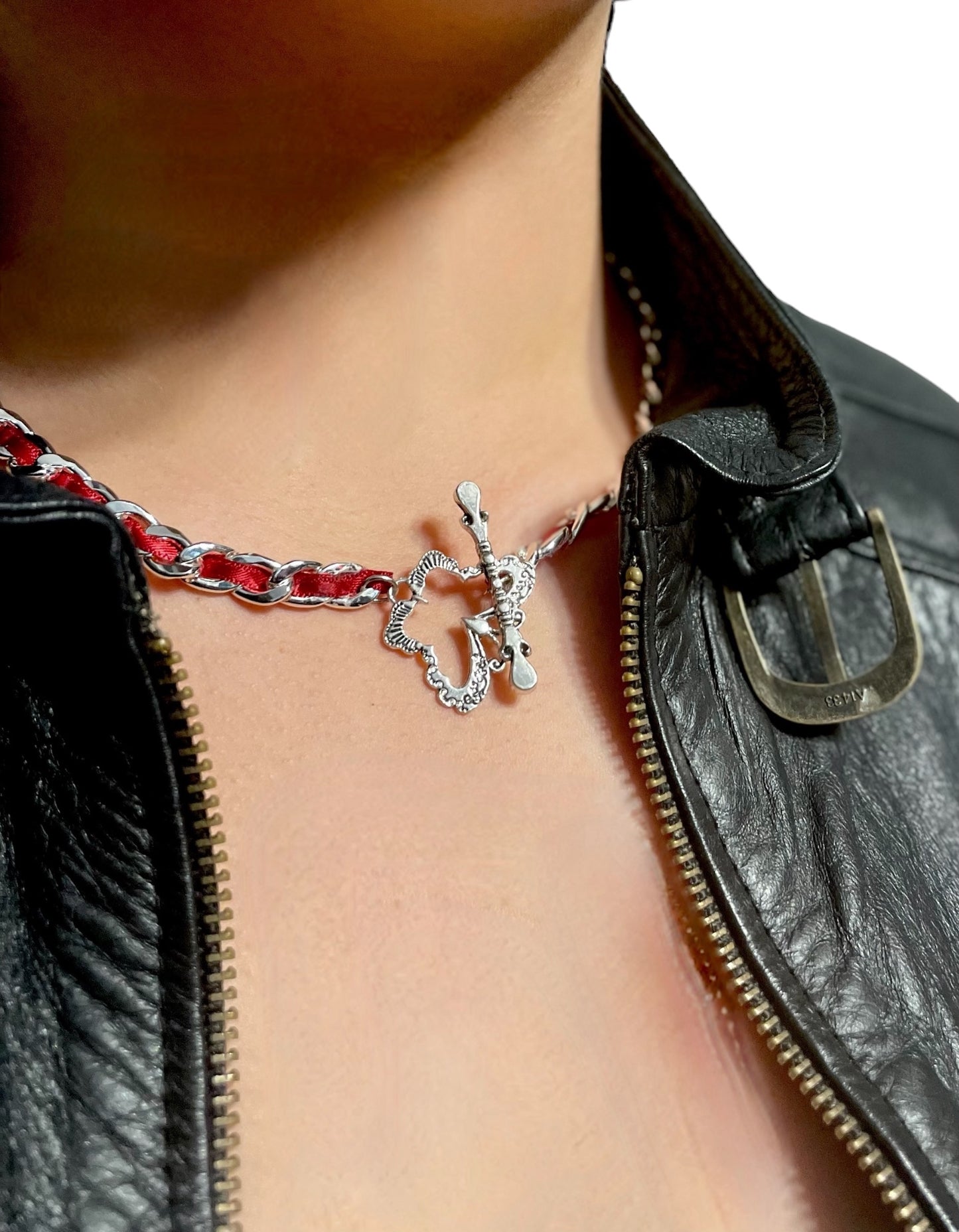 Collar de cadena barbada sin níquel bañado en plata con lazo rojo. Precioso cierre de mariposa.