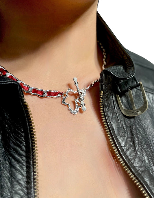 Collar de cadena barbada sin níquel bañado en plata con lazo rojo. Precioso cierre de mariposa.