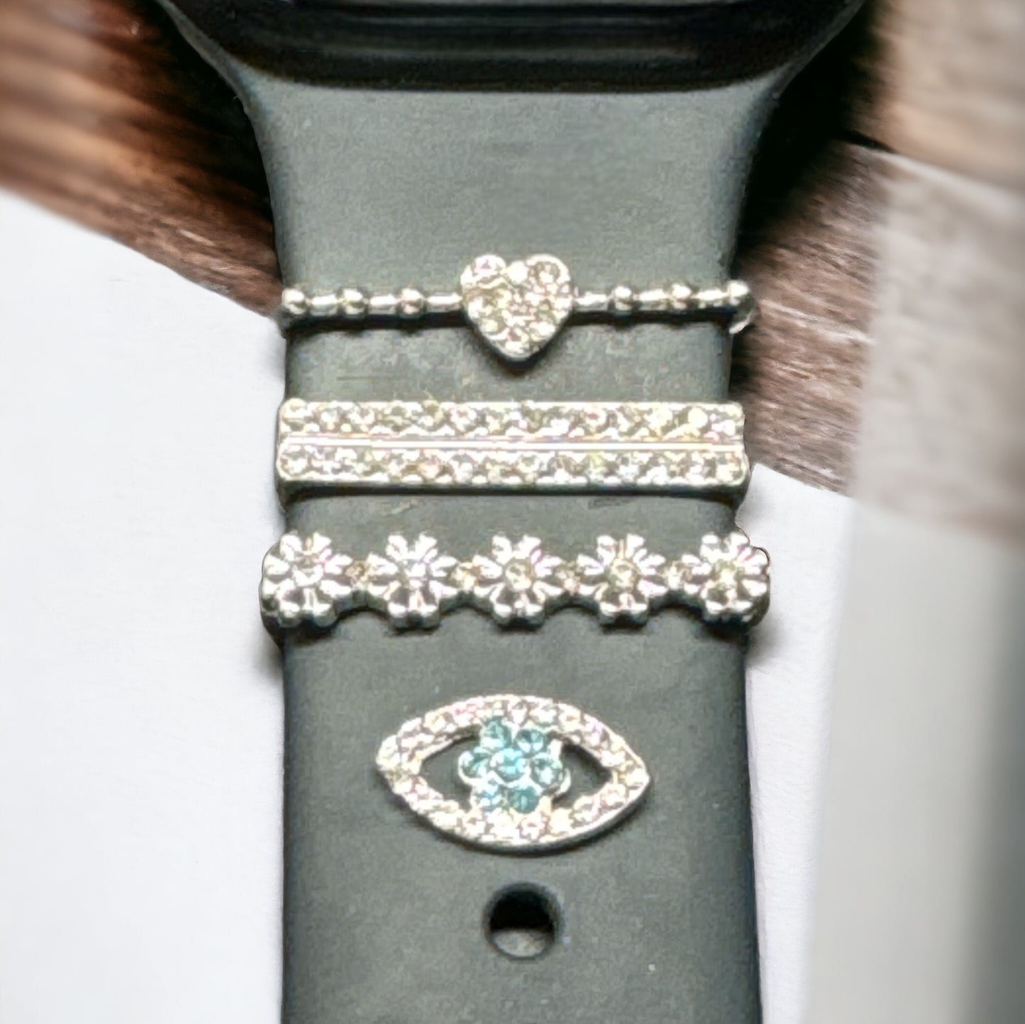 Dijes decorativos para correas de reloj. Se adapta a las bandas Apple Silicone y FitBit. 20-22 mm de ancho. Gran idea para un regalo.