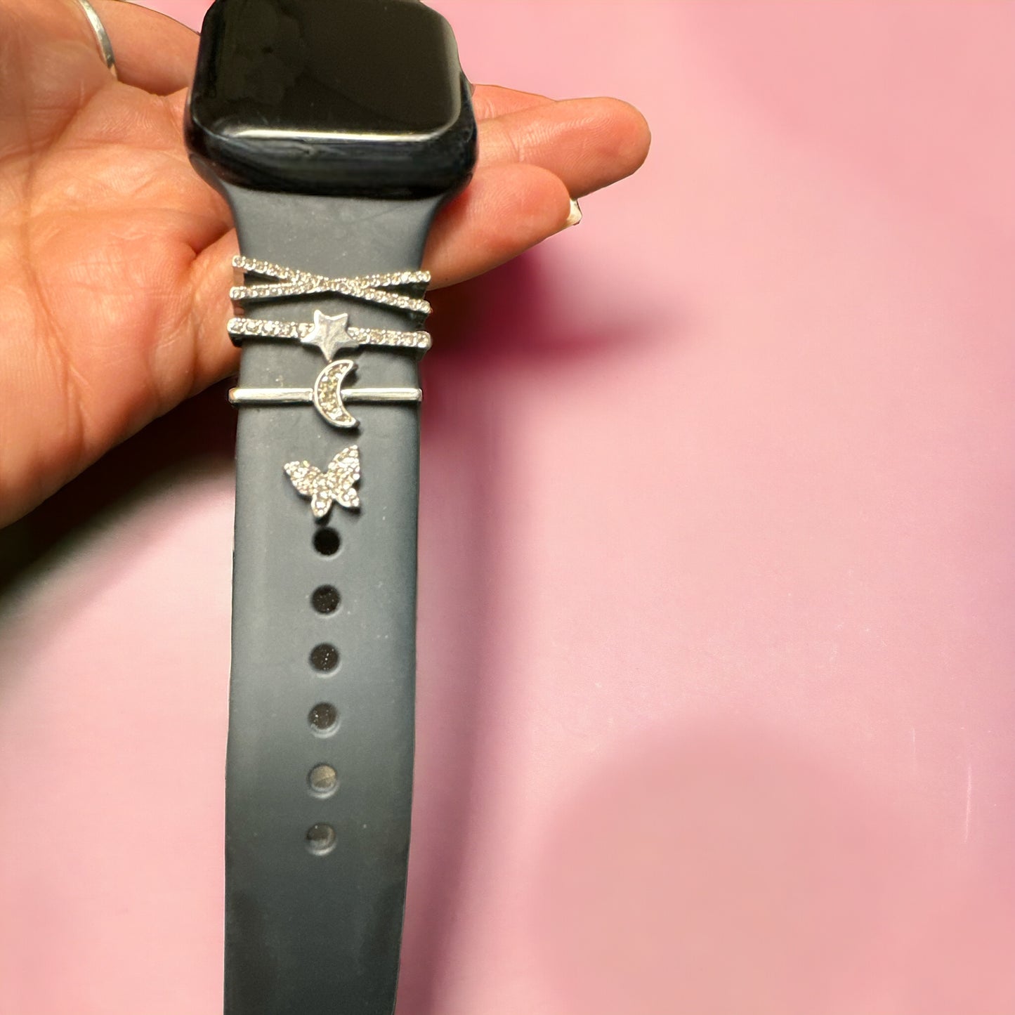 Dijes decorativos para correas de reloj. Se adapta a las bandas Apple Silicone y FitBit. 20-22 mm de ancho. Gran idea para un regalo.