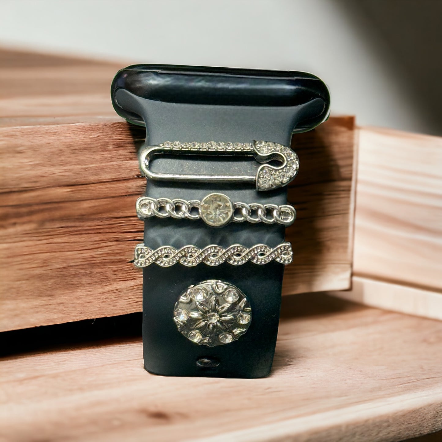 Dijes decorativos para correas de reloj. Se adapta a las bandas Apple Silicone y FitBit. 20-22 mm de ancho. Gran idea para un regalo.