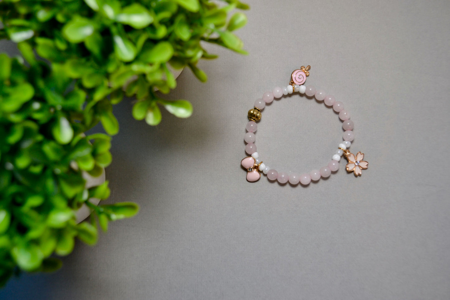 El abrazo del amor: pulsera hecha a mano con cordón elástico de 6 mm y piedra de cuarzo rosa con lindos dijes y cuentas de vidrio de Gigi's