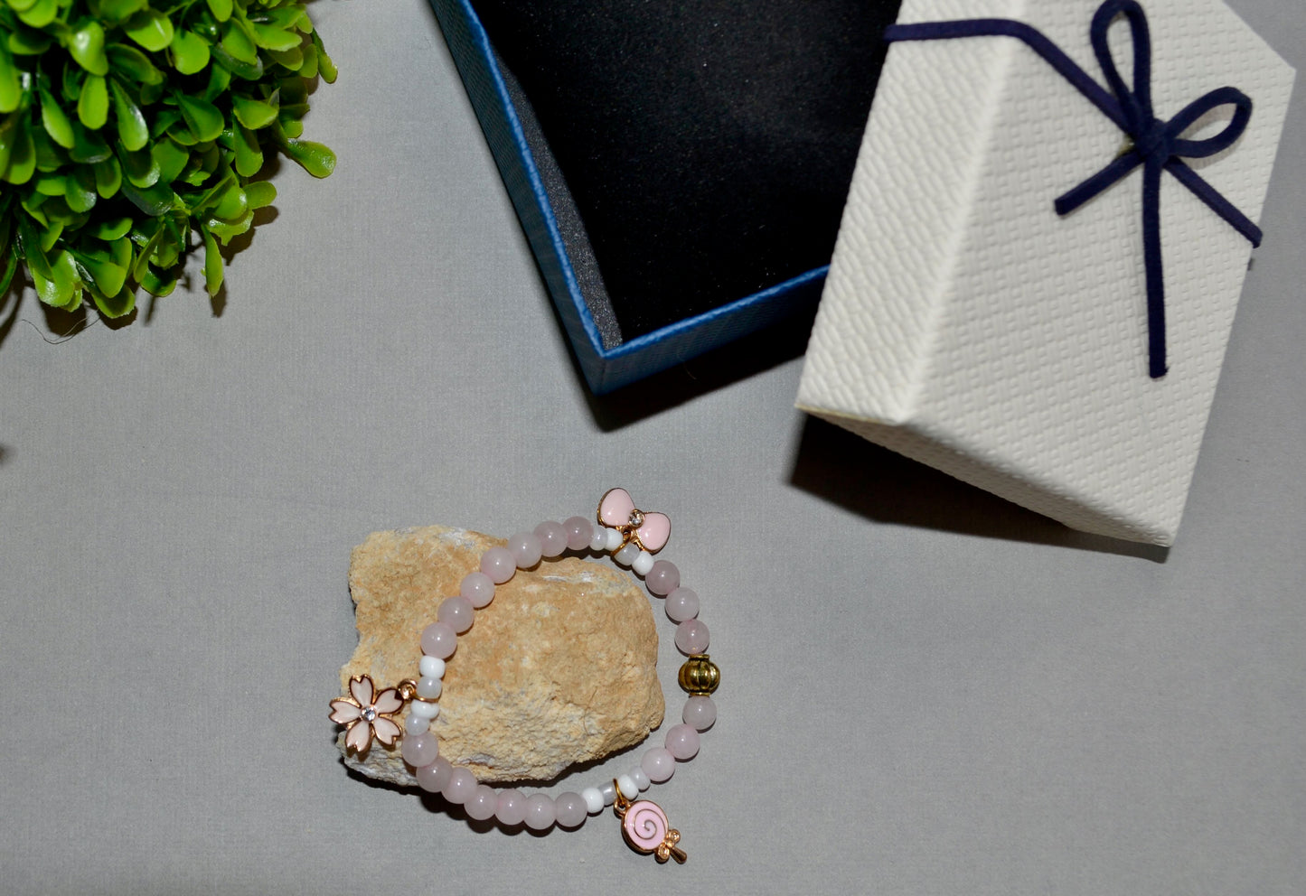 El abrazo del amor: pulsera hecha a mano con cordón elástico de 6 mm y piedra de cuarzo rosa con lindos dijes y cuentas de vidrio de Gigi's