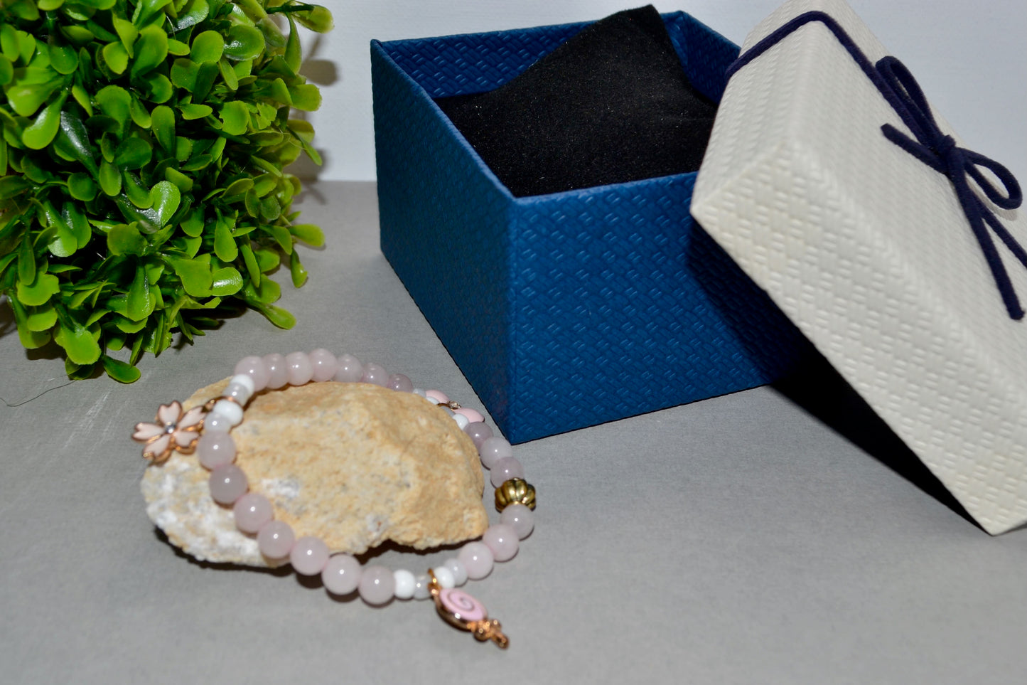 El abrazo del amor: pulsera hecha a mano con cordón elástico de 6 mm y piedra de cuarzo rosa con lindos dijes y cuentas de vidrio de Gigi's