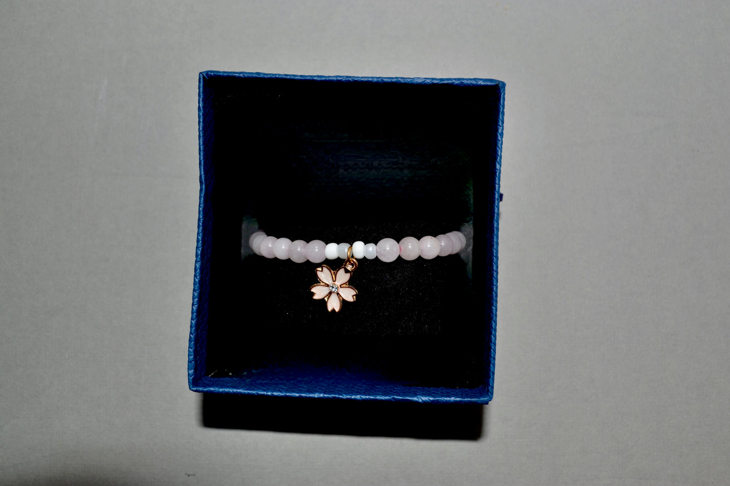 El abrazo del amor: pulsera hecha a mano con cordón elástico de 6 mm y piedra de cuarzo rosa con lindos dijes y cuentas de vidrio de Gigi's