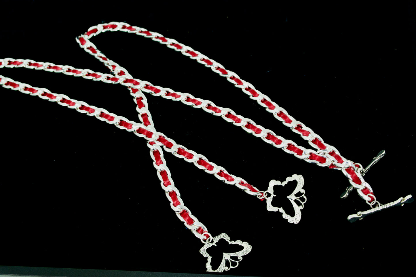 Collar de cadena barbada sin níquel bañado en plata con lazo rojo. Precioso cierre de mariposa.