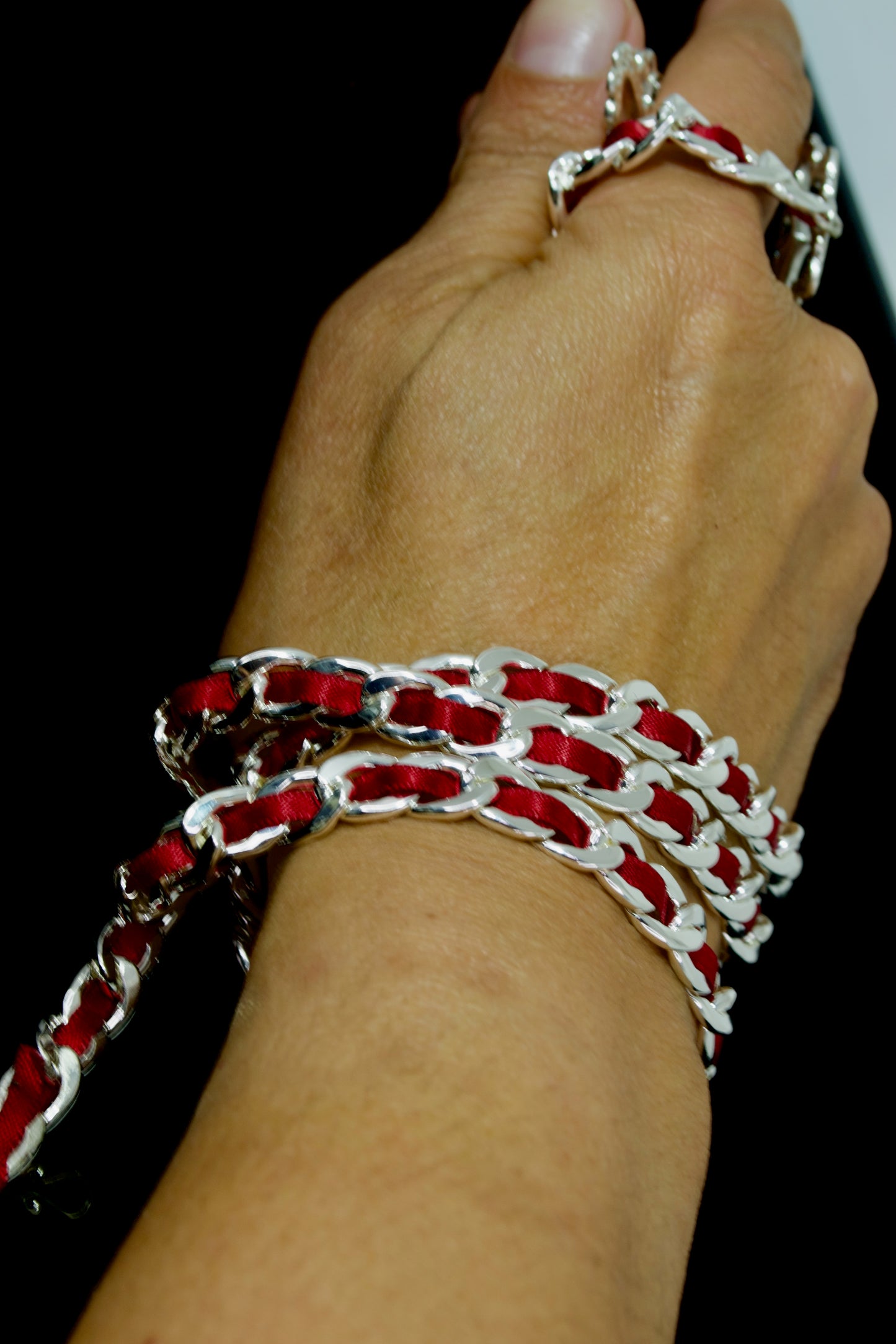 Collar de cadena barbada sin níquel bañado en plata con lazo rojo. Precioso cierre de mariposa.