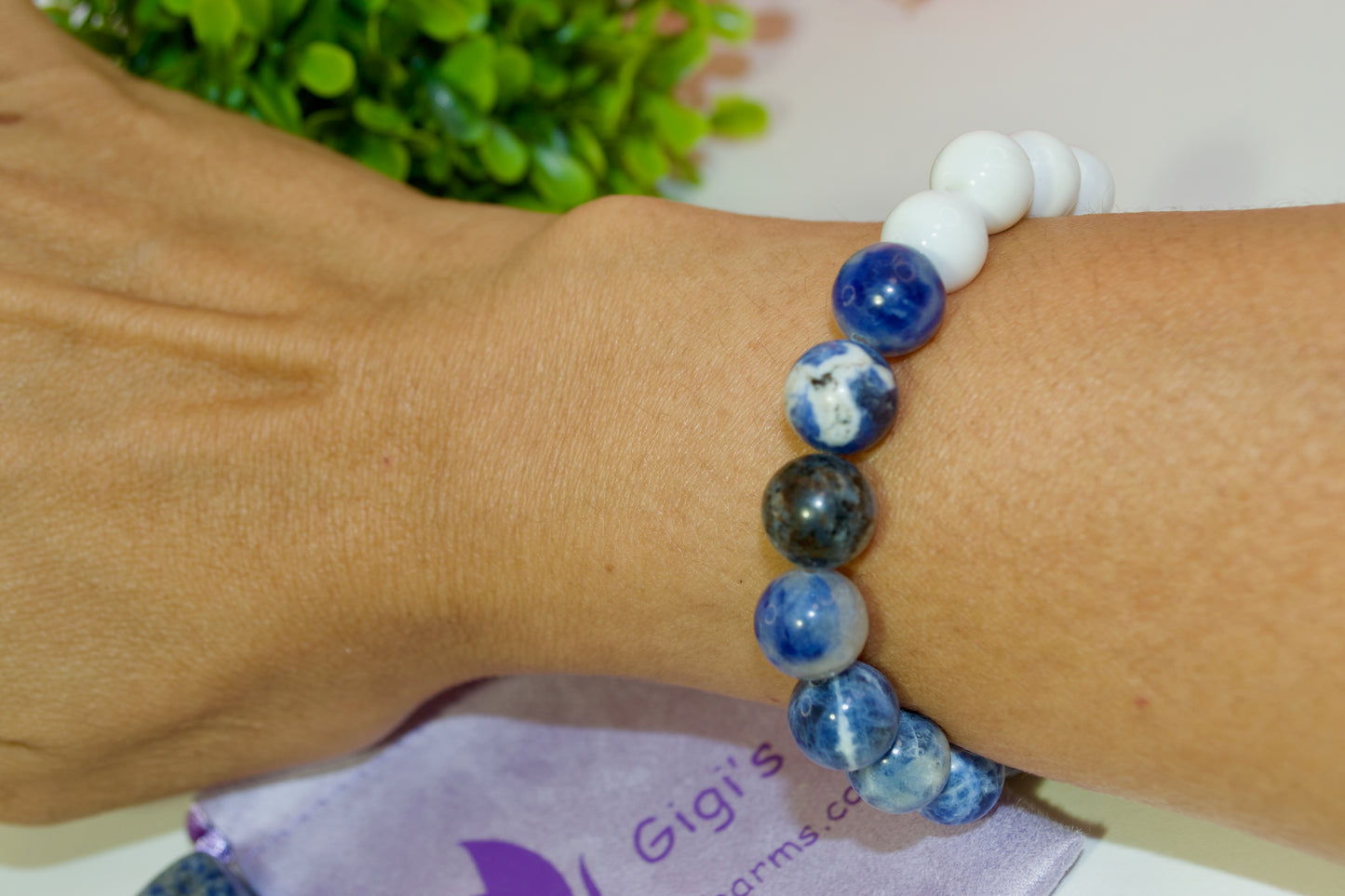 . 🦋Elegante pulsera de piedra natural de concha blanca y sodalita de 8 mm - Elástica y compatible con capas - Tamaños personalizados disponibles por Gigi's