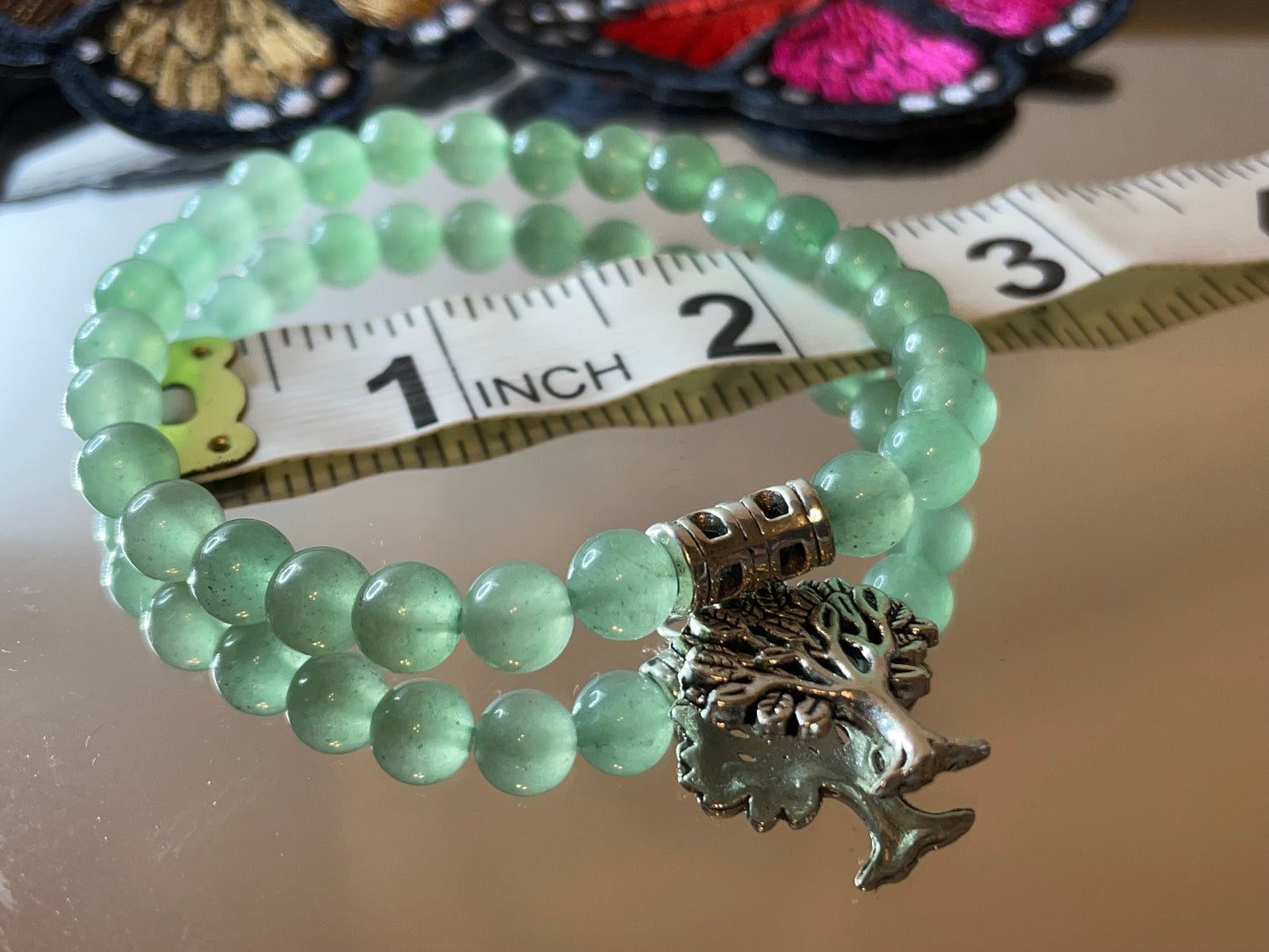 Serenata de la naturaleza: pulsera hecha a mano con cordón elástico de 6 mm y piedra de aventurina verde con dije de Gigi's