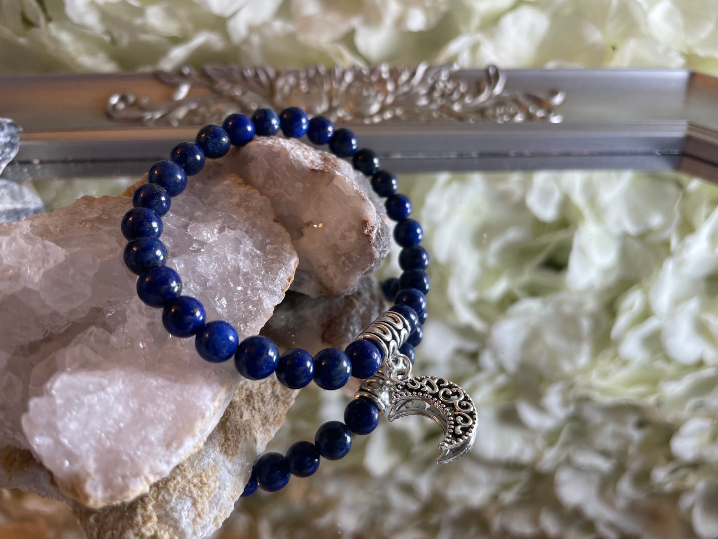 Mystic Dreams: Pulsera de piedra de lapislázuli hecha a mano con cordón elástico de 6 mm y dije, de Gigi's