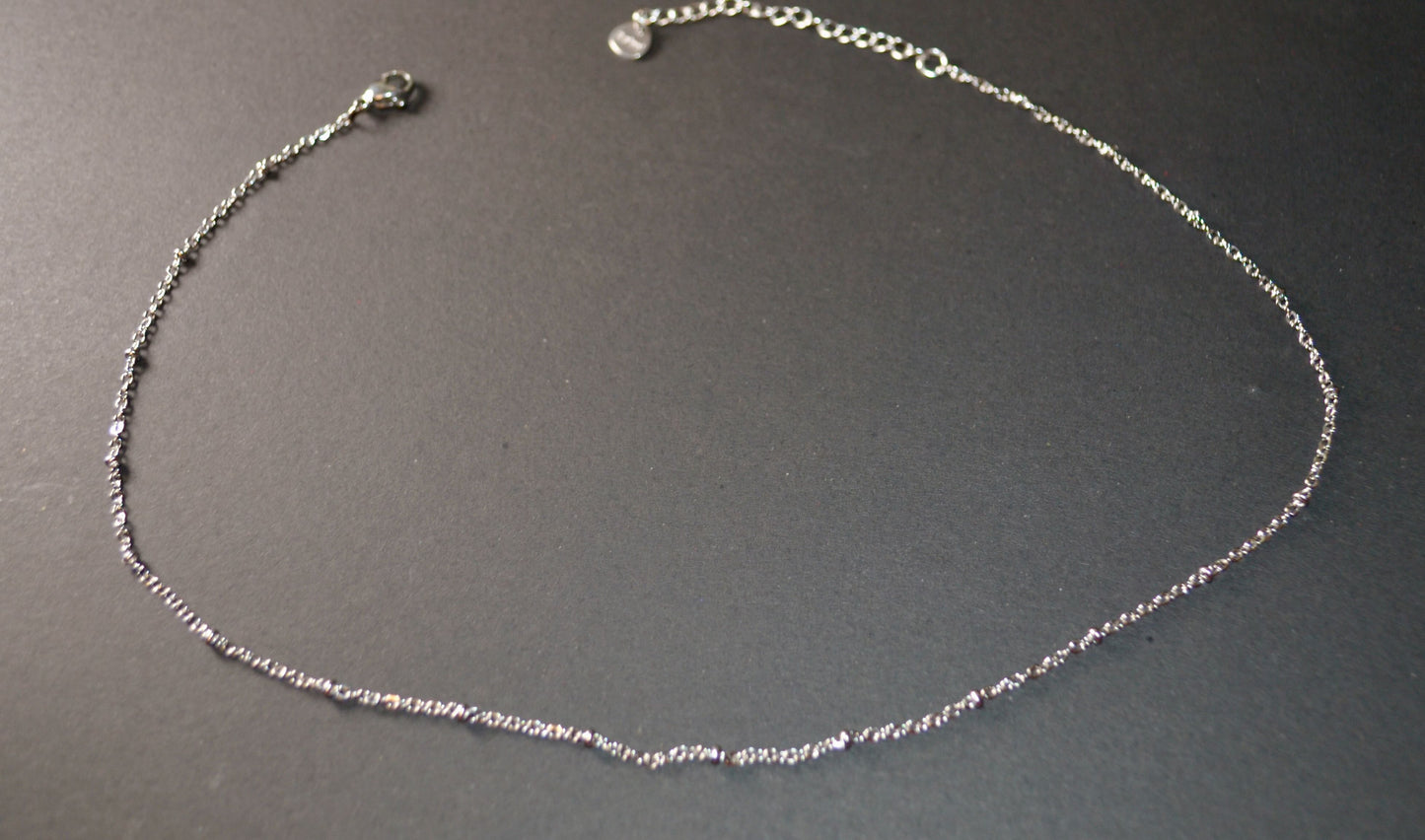 Hermosa gargantilla de acero inoxidable, delicada cadena estilo tono plateado. Regalo de joyería perfecto para todos los días para ella, mamá, novia. Por Gigi