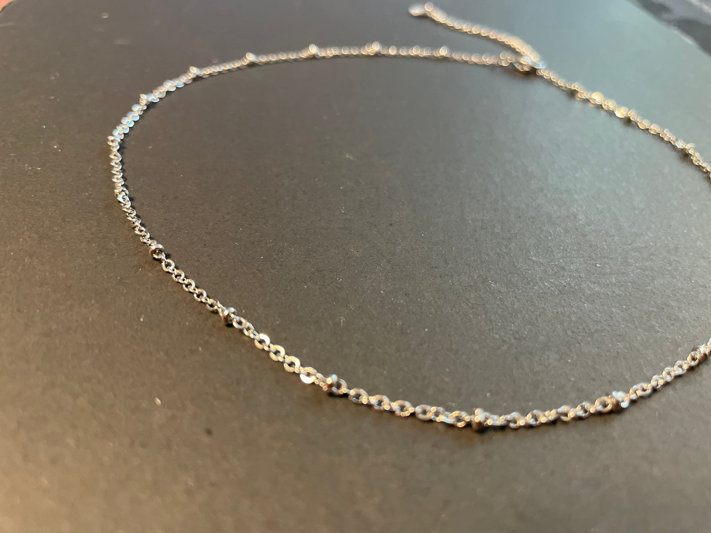 Hermosa gargantilla de acero inoxidable, delicada cadena estilo tono plateado. Regalo de joyería perfecto para todos los días para ella, mamá, novia. Por Gigi